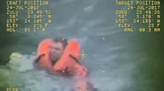 VIDEO: Neváhal ani sekundu. Kapitán sa vrhol do ľadovej vody, aby zachránil námorníka