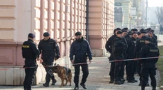 Poplach v Česku: Anonym žiada výkupné a vyhráža sa streľbou na univerzitách, polícia zasahuje po celej krajine