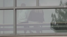 Škandál v Trenčíne. Učiteľ údajne rozposielal žiačkam svoju obnaženú fotku, zakázali mu vstup do školy