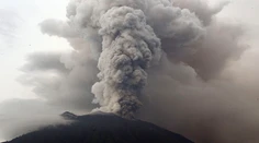 Na Bali zostáva kvôli sopke Agung uzavreté letisko
