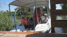 Most pre cyklistov na Baťovom kanáli je minulosťou. Na druhú stranu brehu sa po novom dostanú loďou