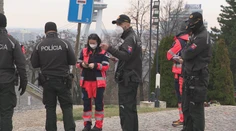 Záchranári protestovali pred parlamentom za vyššie platy. Šéf komory skončil na policajnej stanici