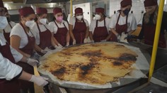 Chýbali centimetre od svetového rekordu. Študentom sa podarila najväčšia lokša na Slovensku