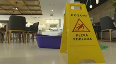 Poslancom zateká do jedálni. Nedávno ju však rekonštruovali za veľké peniaze