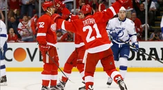 Tatar prispel k triumfu Detroitu asistenciou, Chicago prehralo