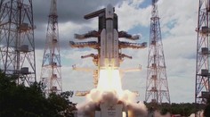 VIDEO: India vyslala do vesmíru raketu so sondou. V auguste by mala pristáť na Mesiaci
