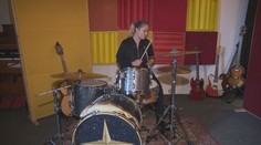 Bicie jej učarovali už v detstve. Pozrite si príbeh uznávanej slovenskej bubeníčky Emy Kakarovej