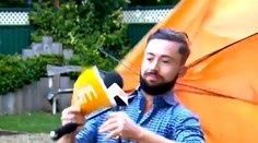 Meteorológa prekvapilo počasie. Počas predpovedi ho odfúkol vietor