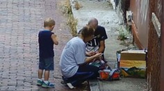 Kamera zachytila matku, ktorá si pred očami synčeka (4) pichala heroín