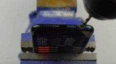 Do IPhonu 7 treba vyvŕtať dieru na slúchadlá, radil vloger. A niektorí uverili