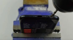 Do IPhonu 7 treba vyvŕtať dieru na slúchadlá, radil vloger. A niektorí uverili