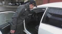 Nepríčetný muž napadol policajtov. Myslel si, že sú kanibali a chcú ho zjesť