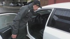 Nepríčetný muž napadol policajtov. Myslel si, že sú kanibali a chcú ho zjesť