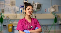 Miss Anglicka zložila korunku a nasadila si rúško. Ako lekárka pomáha v nemocnici