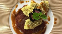 Grilovaný ananás v tekvicových semiačkách s karamelovou omáčkou