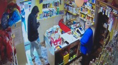 Lupič prepadol obchod v Handlovej na pravé poludnie. Pre sto eur sa vyhrážal predavačke nožom