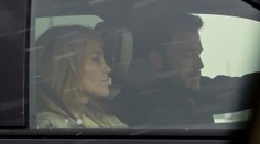 Koniec špekuláciám? Najočakávanejší pár šoubiznisu prichytený v objatí