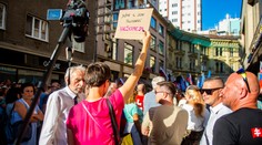 Pred divadlom Hviezdoslava v Bratislave sa protestovalo. Dôvodom je jeho kampaň