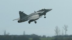 Pre hrozbu bombou voči lietadlu smerujúcemu do Dubaja vzlietli gripeny