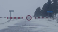 Meteorológovia varujú pred vetrom aj snehovými závejmi. Výstraha platí pre tieto oblasti