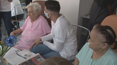 Do nemocníc sa vracajú aj dobrovoľníci. Pomocou, pohladením a svojou prítomnosťou nahrádzajú chorým blízkych