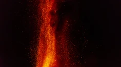 Etna opäť chrlila lávu. Popol pokryl lietadlá aj pristávaciu dráhu letiska v Catanii, prevádzku prerušili