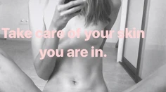 FOTO! Slovenská modelka sa s tým nebabre. Holá roztiahla nohy o zrkadlo