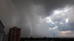 SHMÚ vydal výstrahu. Na týchto miestach rátajte so silnými búrkami