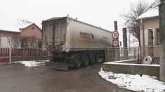 Zákaz vjazdu kamióny nezastavil. Miestni si nevedia dať rady, rozhodovať bude súd