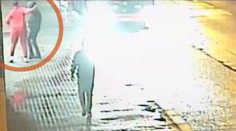 VIDEO: Mladík mal na zastávke biť ležiaceho bezdomovca. Iný muž sa ho zastal, útočník začal mlátiť aj jeho