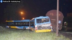V košických železiarniach sa zrazil podnikový autobus s vlakom. Zomrel 31-ročný muž