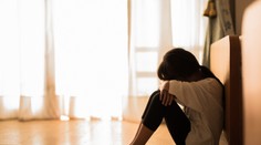 Mama ju psychicky týra. Bola na polícii a volala aj na núdzovú linku. Pomoc nenašla