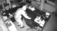 Skupina zlodejov vykradla viacero prevádzok za jednu noc. Zachytili ich kamery