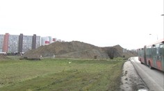 Dva obrovské násypy hliny uprostred sídliska