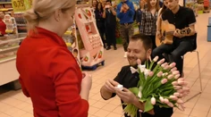 Netradičná žiadosť o ruku! V žilinskom hypermarkete bolo veselo