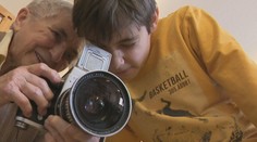 Ani im nenapadne brať do ruky mobil. Pani Magda v deťoch pestuje lásku k starým fotoaparátom