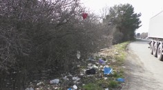 Fľaša s močom, vrecko s výkalmi či starý nábytok. Odpočívadlá a odstavné plochy pri ceste často pripomínajú smetiská