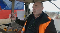 Kopa hnoja na ceste a zablokovaný hlavný ťah medzi Košicami a Michalovcami. Tak vyzeral protest z traktora