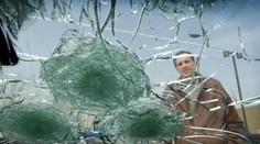 Bitka a pokrčené plechy! Vodiči luxusných áut si skočili na križovatke do vlasov