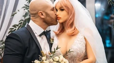 Kulturista sa oženil s erotickou bábikou. Nechýbali svadobné šaty ani závoj