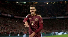 Volajú ho Bambi a žiari stále viac. Bayern si najdrahšieho tínedžera na svete chce udržať