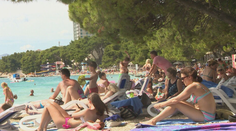 Ceny prudko stúpnu a miesta sa rýchlo minú. Poradíme vám, ako si zaistiť dovolenku za rozumnú sumu