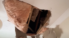 VIDEO: Počula obrovskú ranu a neverila vlastným očiam. Žene na strechu spadol z lietadla kus ľadu