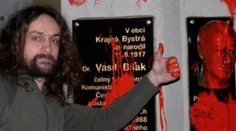 Pomaľovali bustu Vasiľa Biľaka, teraz sú hrdinovia