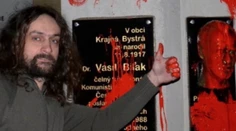 Pomaľovali bustu Vasiľa Biľaka, teraz sú hrdinovia
