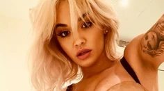 Najlepšia halloweenska maska? Rita Ora sa zmenila na nepoznanie!