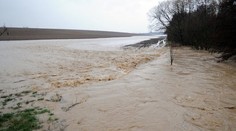 Na sever Slovenska sa valí veľká voda. Platí 3. stupeň výstrahy