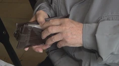 Dostávajú menej. Najchudobnejší dôchodcovia prišli o časť sociálnej dávky