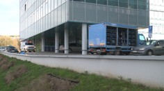 Tragická nehoda v Košiciach: Vodič dodávky si pri cúvaní nevšimol ženu, ktorá telefonovala