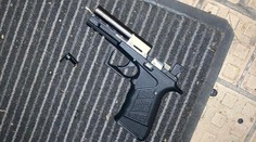 Muž zaútočil na tínedžera pištoľou, chlapec prišiel sám na políciu so zakrvavenou hlavou